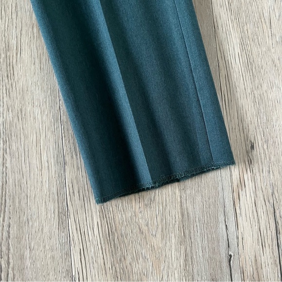 Elegant Green Two-Piece Suit with Notch Lapel - Picture 7 of 12